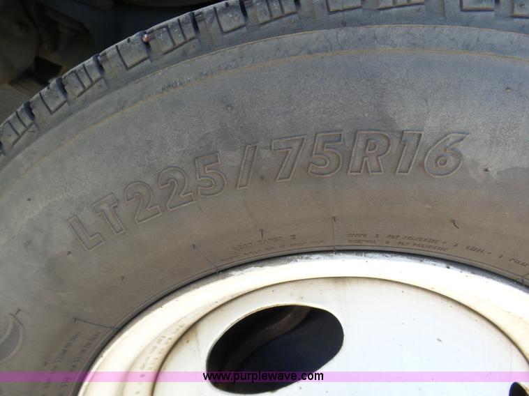 image for item J6188 2010 Ford Econoline E450 shuttle bus