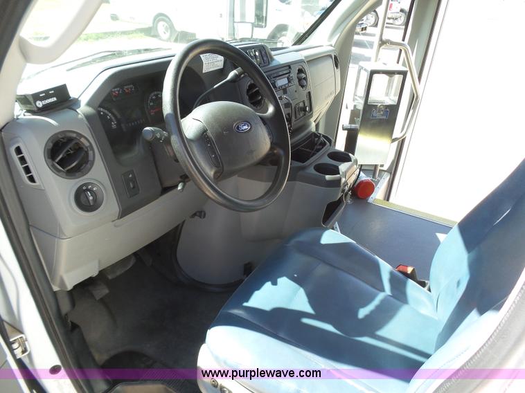 image for item J6188 2010 Ford Econoline E450 shuttle bus