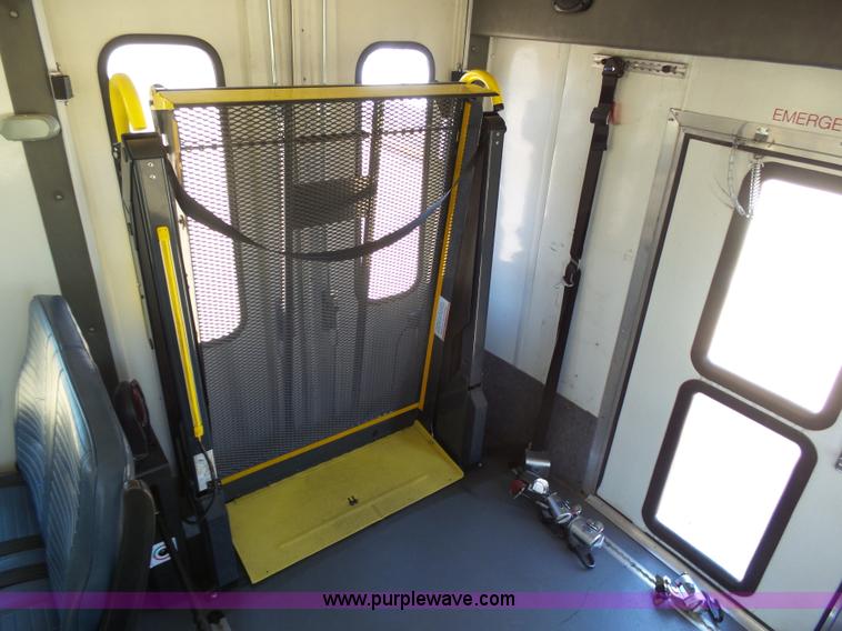 image for item J6188 2010 Ford Econoline E450 shuttle bus