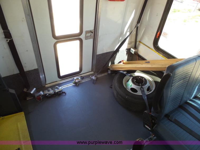 image for item J6188 2010 Ford Econoline E450 shuttle bus