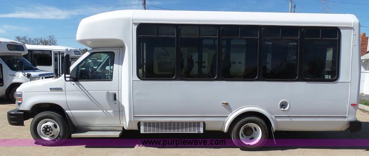 image for item J6192 2010 Ford Econoline E450 shuttle bus