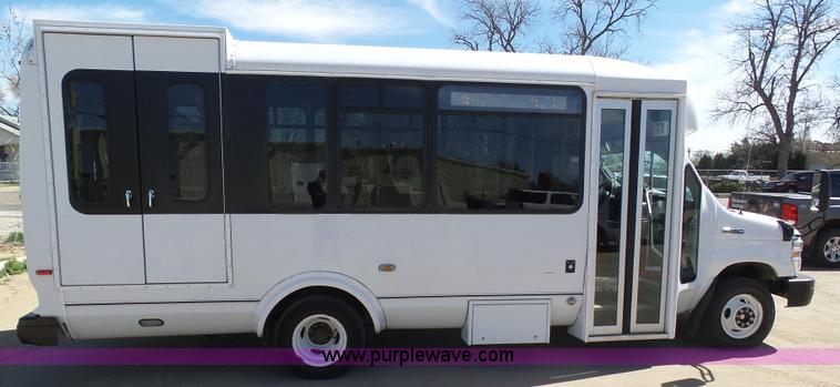image for item J6192 2010 Ford Econoline E450 shuttle bus