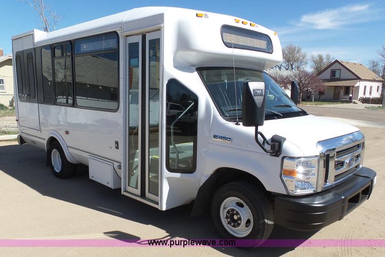 image for item J6192 2010 Ford Econoline E450 shuttle bus