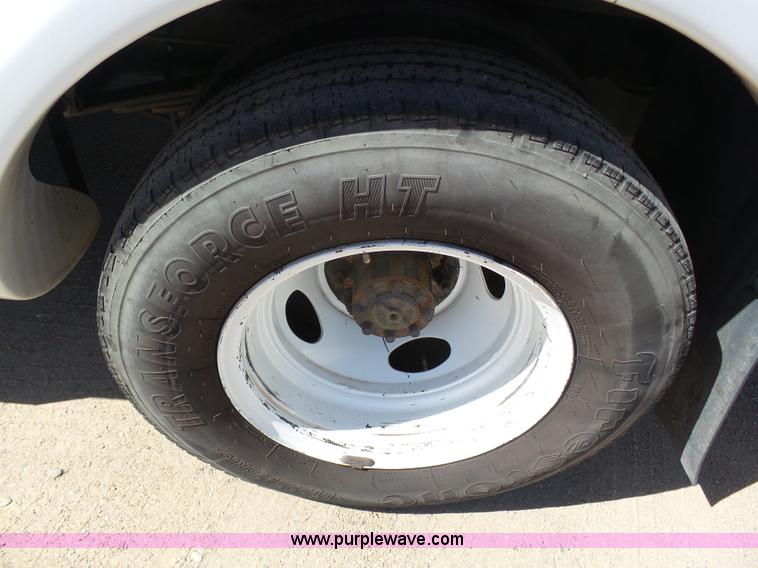 image for item J6192 2010 Ford Econoline E450 shuttle bus