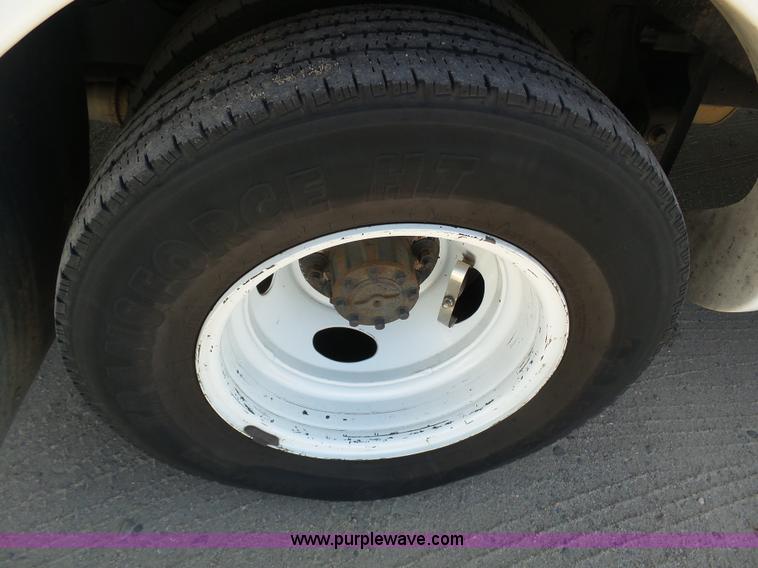 image for item J6192 2010 Ford Econoline E450 shuttle bus