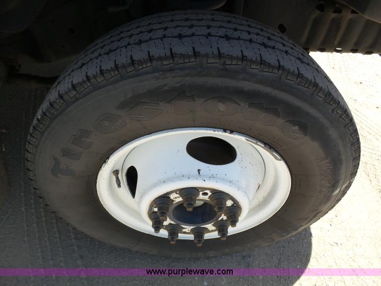 image for item J6192 2010 Ford Econoline E450 shuttle bus