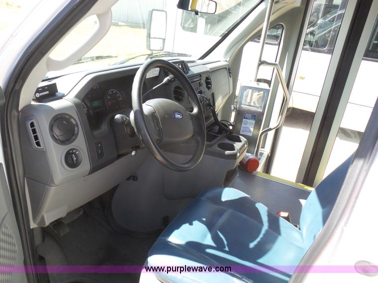 image for item J6192 2010 Ford Econoline E450 shuttle bus