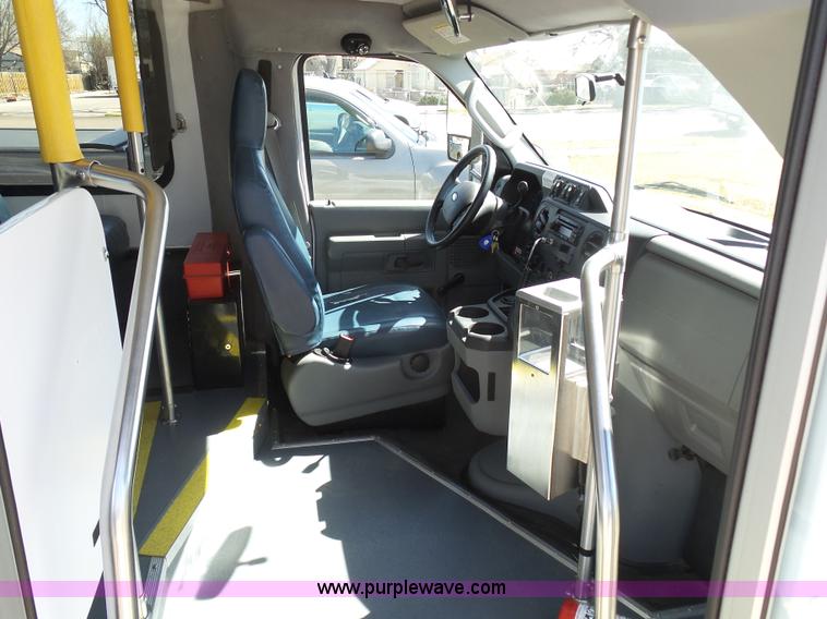 image for item J6192 2010 Ford Econoline E450 shuttle bus