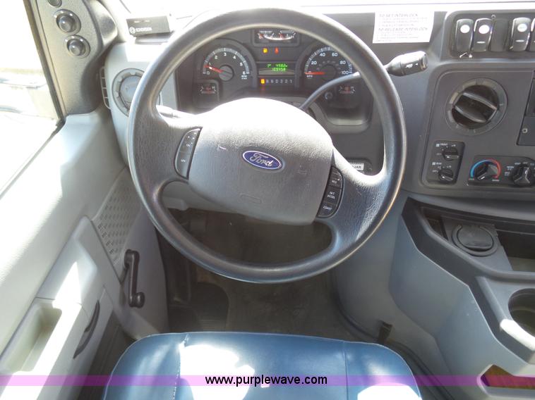 image for item J6192 2010 Ford Econoline E450 shuttle bus