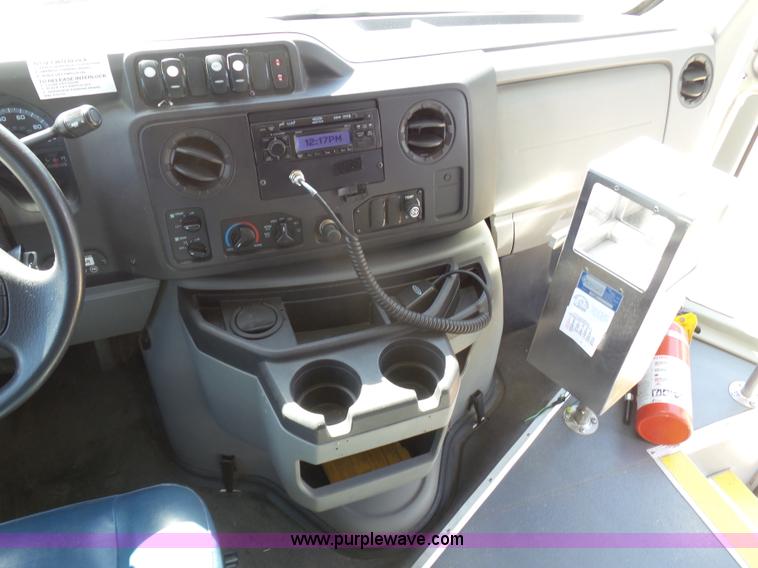 image for item J6192 2010 Ford Econoline E450 shuttle bus