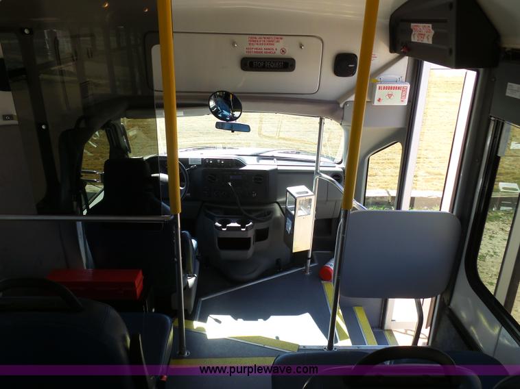 image for item J6192 2010 Ford Econoline E450 shuttle bus