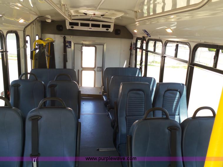 image for item J6192 2010 Ford Econoline E450 shuttle bus
