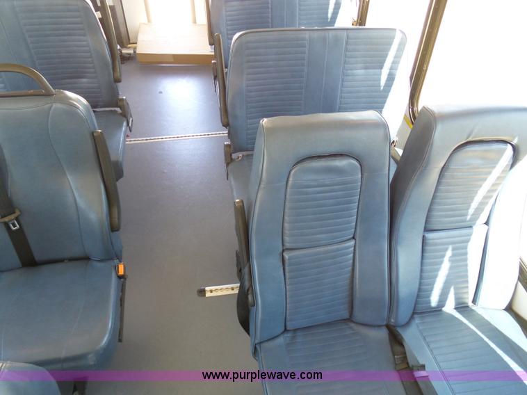 image for item J6192 2010 Ford Econoline E450 shuttle bus