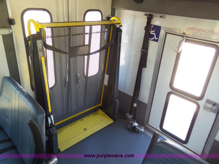 image for item J6192 2010 Ford Econoline E450 shuttle bus