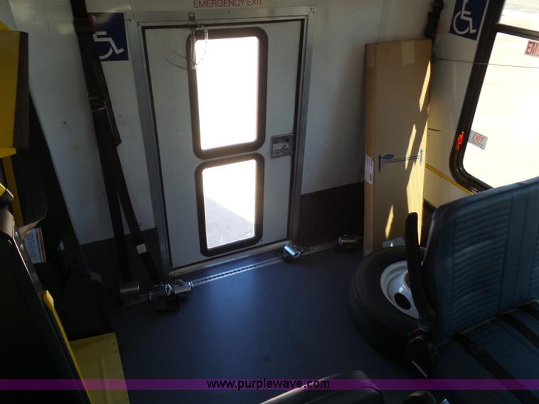 image for item J6192 2010 Ford Econoline E450 shuttle bus