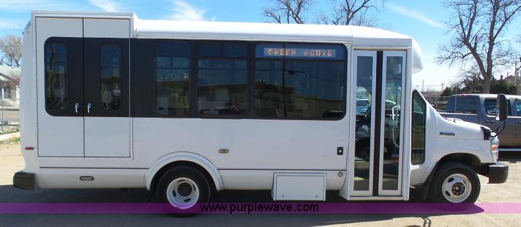 image for item J6193 2010 Ford Econoline E450 shuttle bus