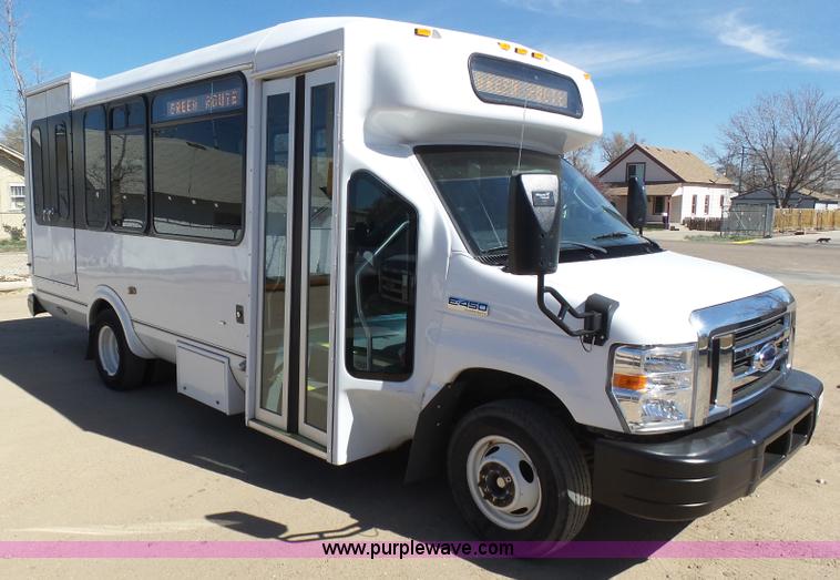 image for item J6193 2010 Ford Econoline E450 shuttle bus