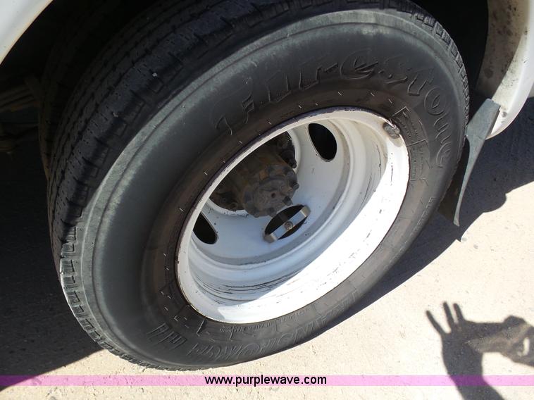 image for item J6193 2010 Ford Econoline E450 shuttle bus