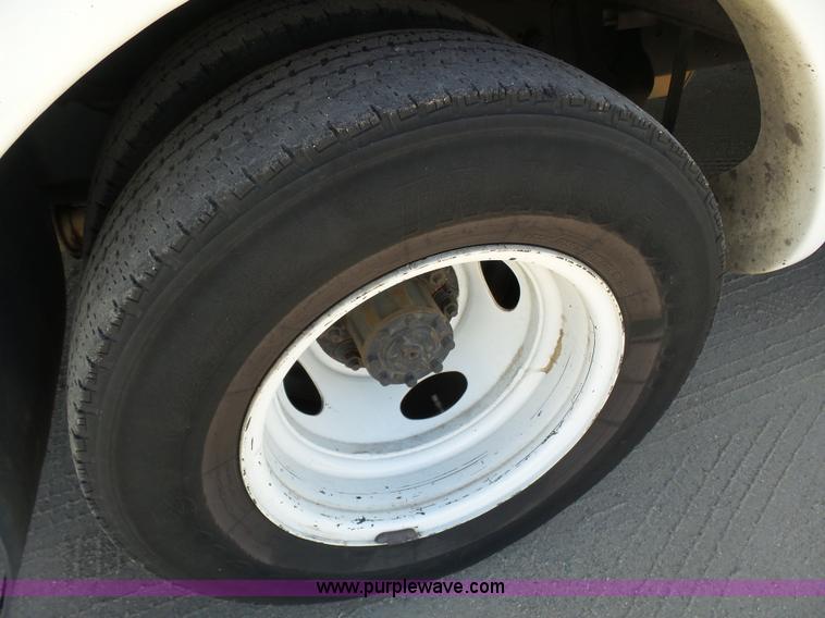 image for item J6193 2010 Ford Econoline E450 shuttle bus