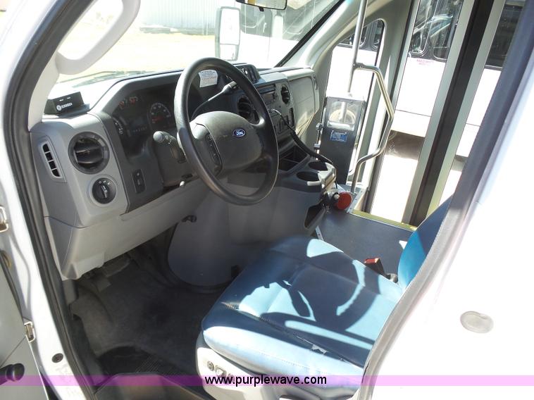 image for item J6193 2010 Ford Econoline E450 shuttle bus