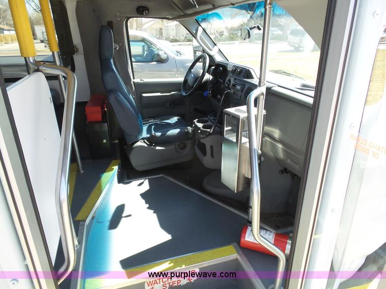 image for item J6193 2010 Ford Econoline E450 shuttle bus
