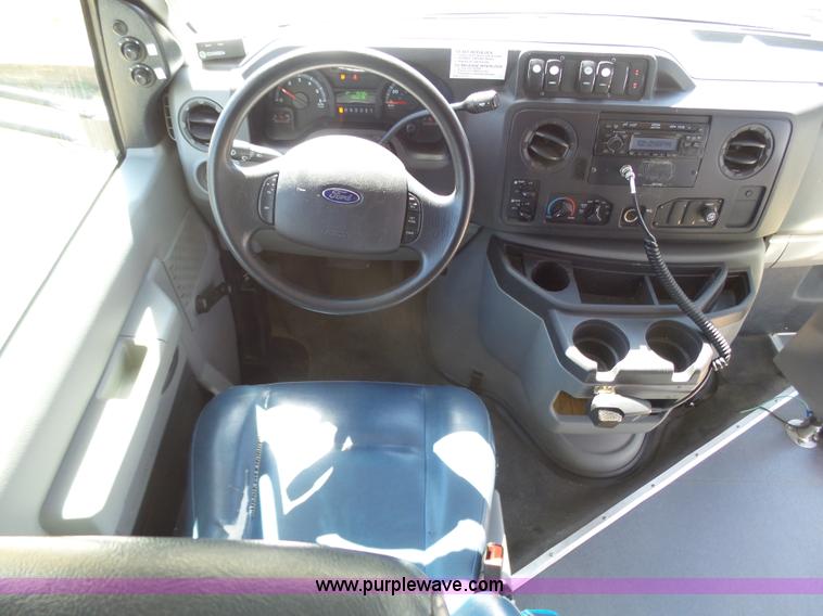 image for item J6193 2010 Ford Econoline E450 shuttle bus