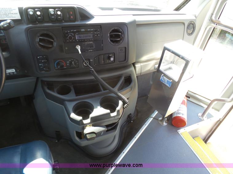 image for item J6193 2010 Ford Econoline E450 shuttle bus