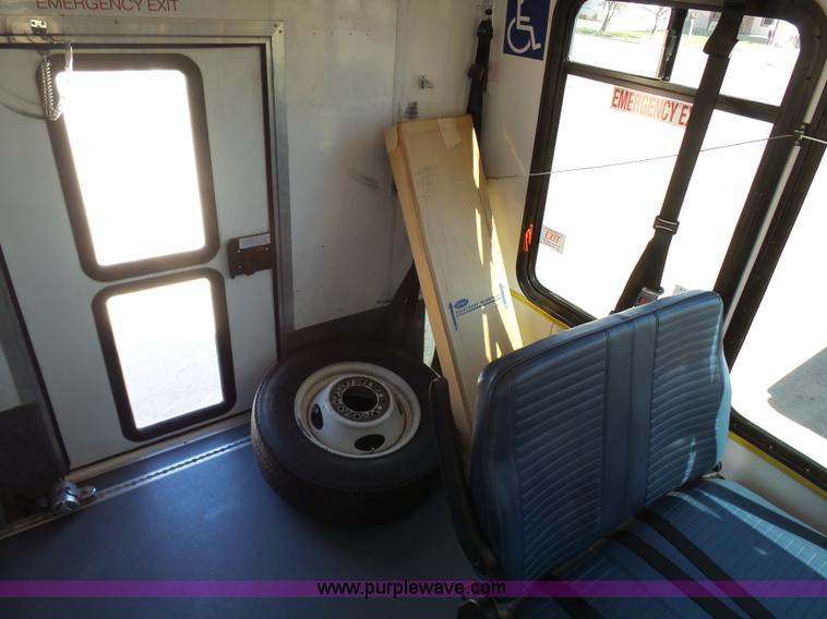 image for item J6193 2010 Ford Econoline E450 shuttle bus