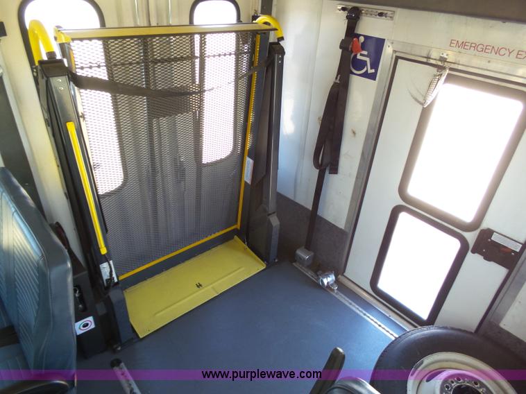 image for item J6193 2010 Ford Econoline E450 shuttle bus