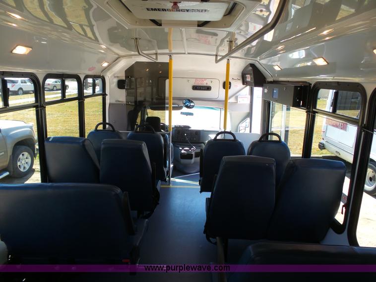 image for item J6193 2010 Ford Econoline E450 shuttle bus
