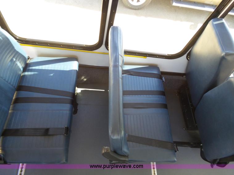 image for item J6193 2010 Ford Econoline E450 shuttle bus