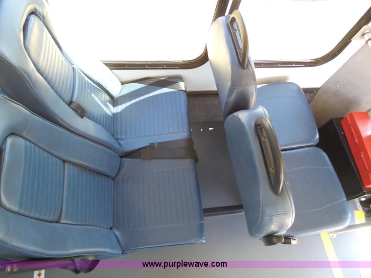 image for item J6193 2010 Ford Econoline E450 shuttle bus