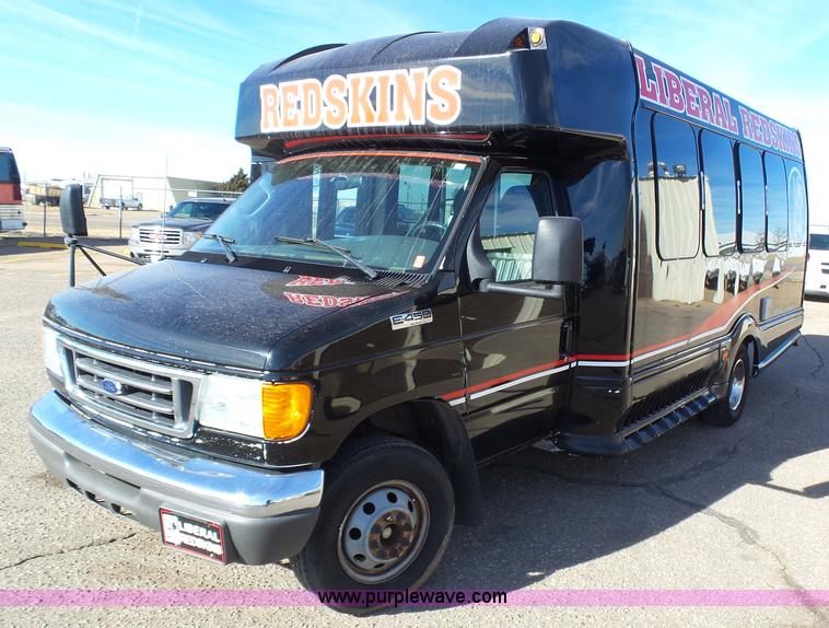 image for item J6244 2006 Ford Econoline E450 shuttle bus