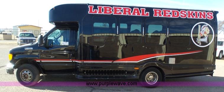 image for item J6244 2006 Ford Econoline E450 shuttle bus