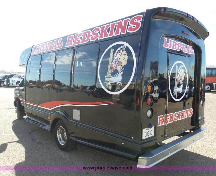 image for item J6244 2006 Ford Econoline E450 shuttle bus