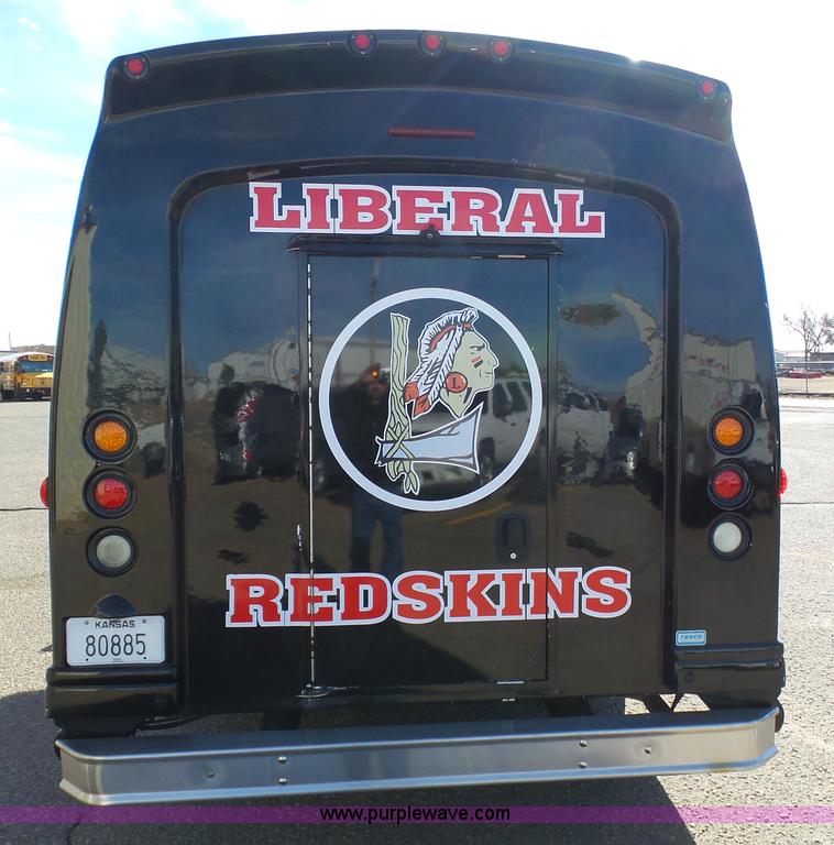 image for item J6244 2006 Ford Econoline E450 shuttle bus