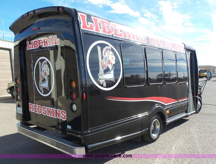 image for item J6244 2006 Ford Econoline E450 shuttle bus