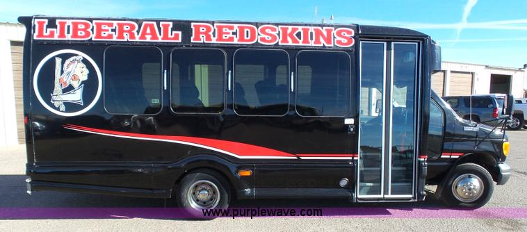 image for item J6244 2006 Ford Econoline E450 shuttle bus