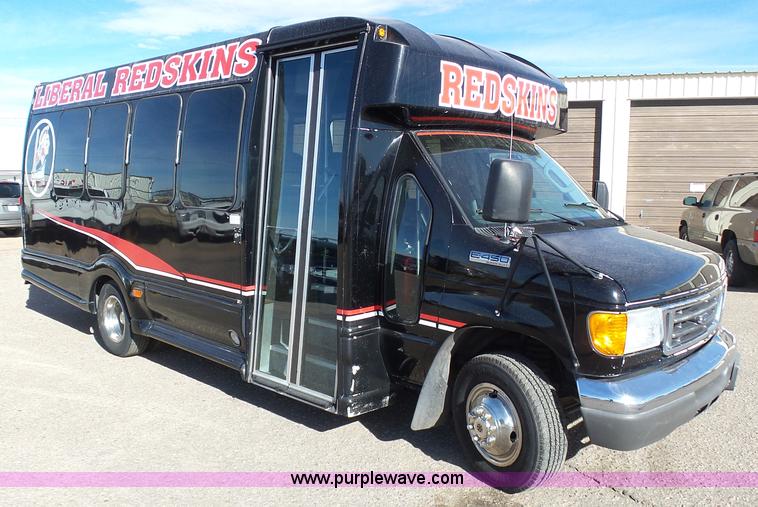 image for item J6244 2006 Ford Econoline E450 shuttle bus