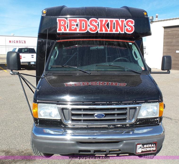 image for item J6244 2006 Ford Econoline E450 shuttle bus