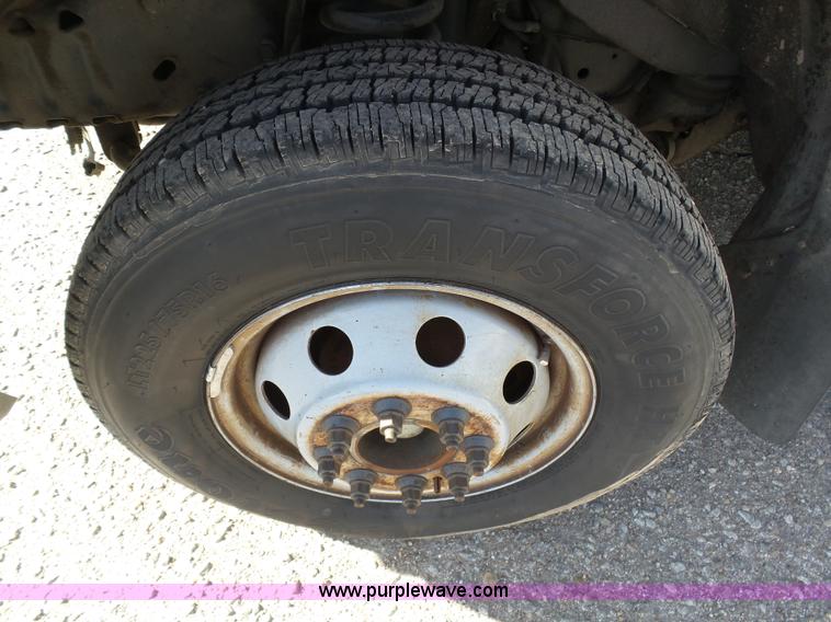 image for item J6244 2006 Ford Econoline E450 shuttle bus