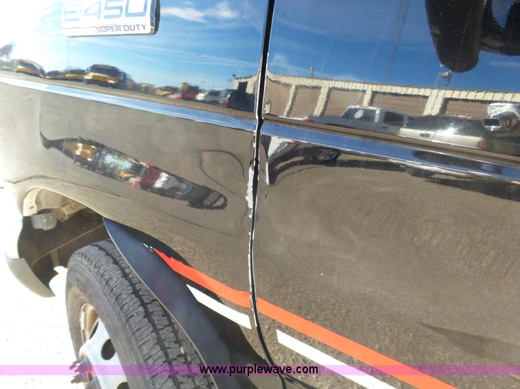 image for item J6244 2006 Ford Econoline E450 shuttle bus