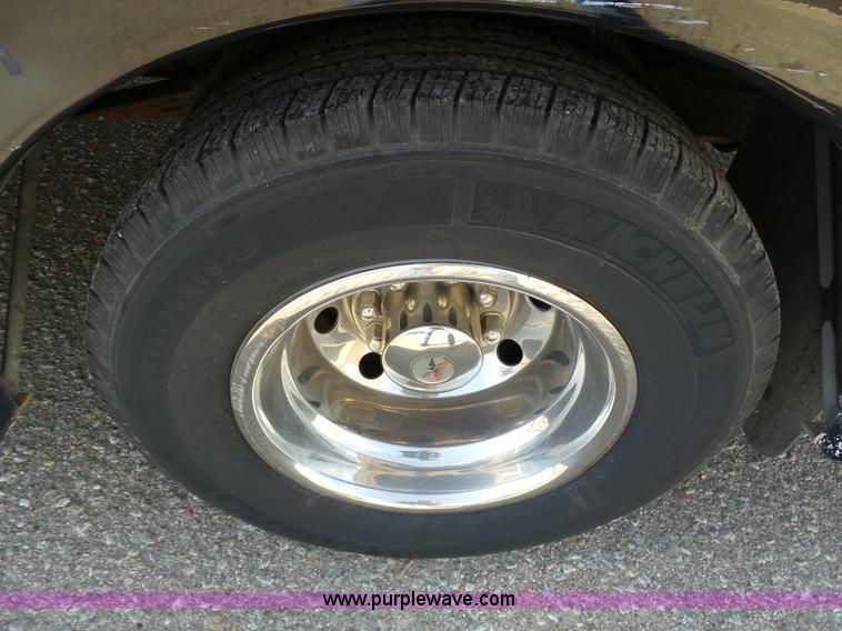 image for item J6244 2006 Ford Econoline E450 shuttle bus