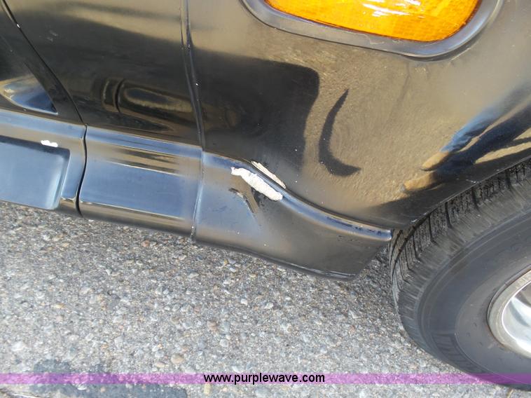 image for item J6244 2006 Ford Econoline E450 shuttle bus