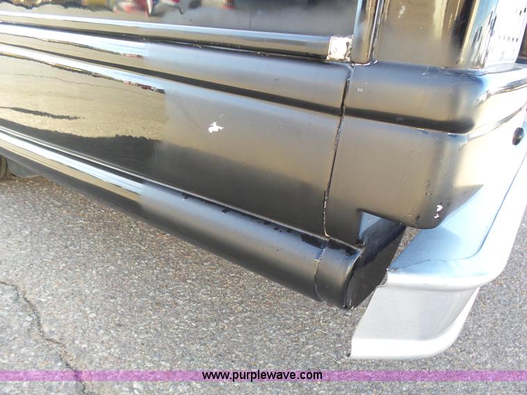 image for item J6244 2006 Ford Econoline E450 shuttle bus