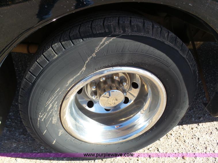 image for item J6244 2006 Ford Econoline E450 shuttle bus