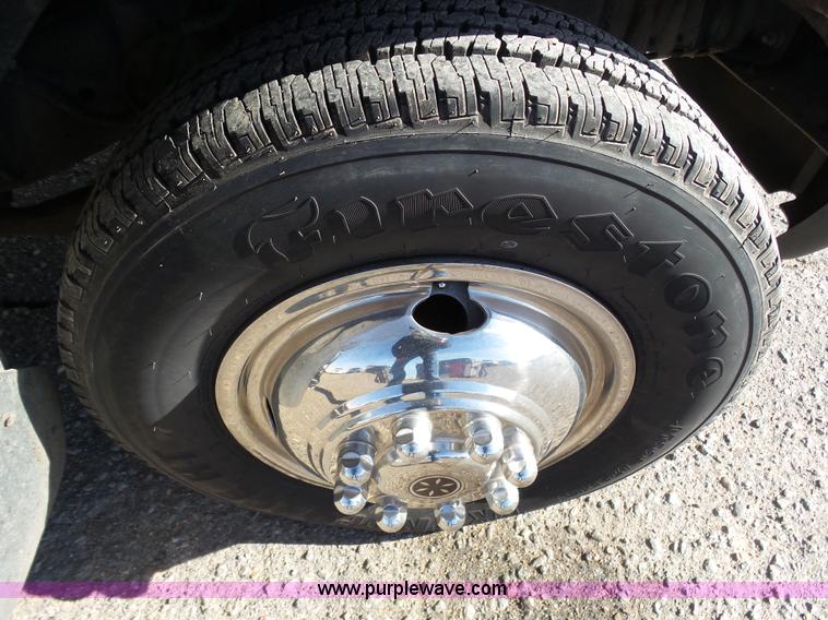 image for item J6244 2006 Ford Econoline E450 shuttle bus