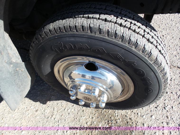 image for item J6244 2006 Ford Econoline E450 shuttle bus