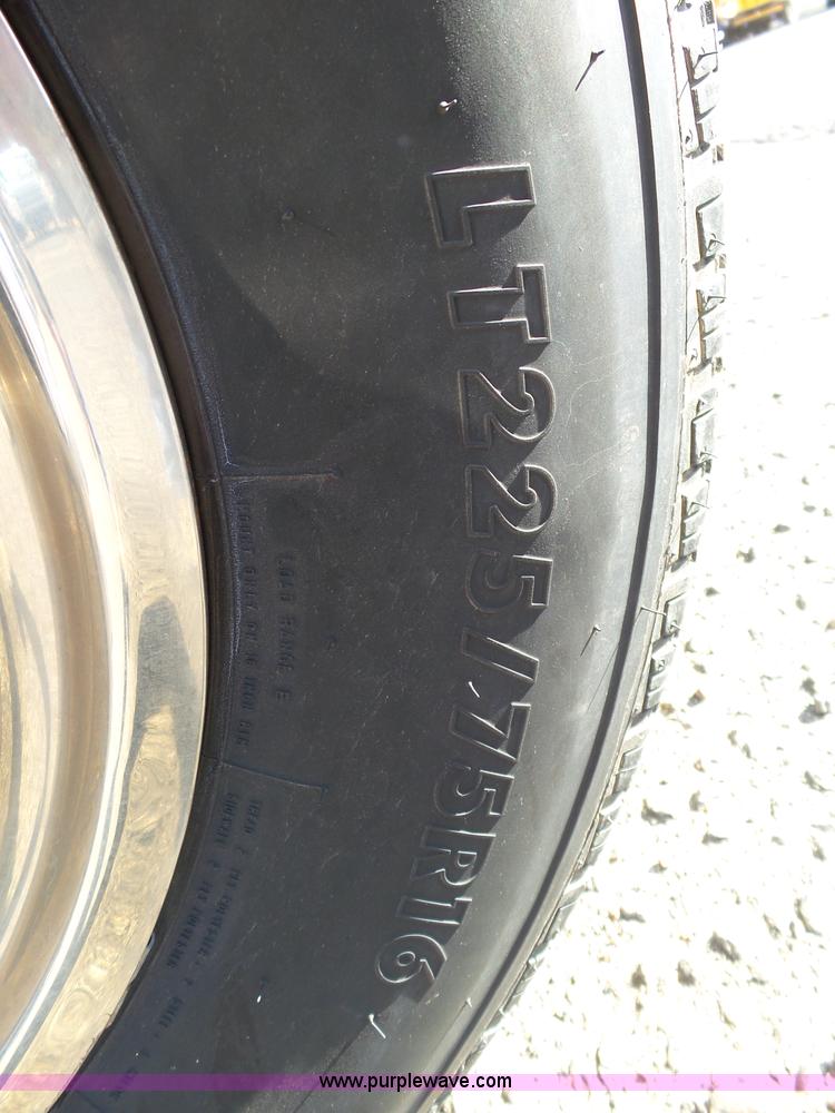 image for item J6244 2006 Ford Econoline E450 shuttle bus