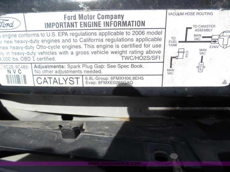 image for item J6244 2006 Ford Econoline E450 shuttle bus